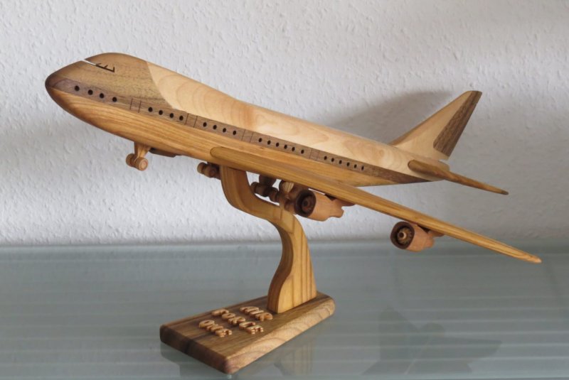 Модель Боинга 747 из дерева