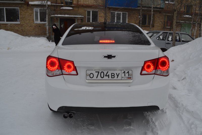 Chevrolet Cruze белый седан сзади