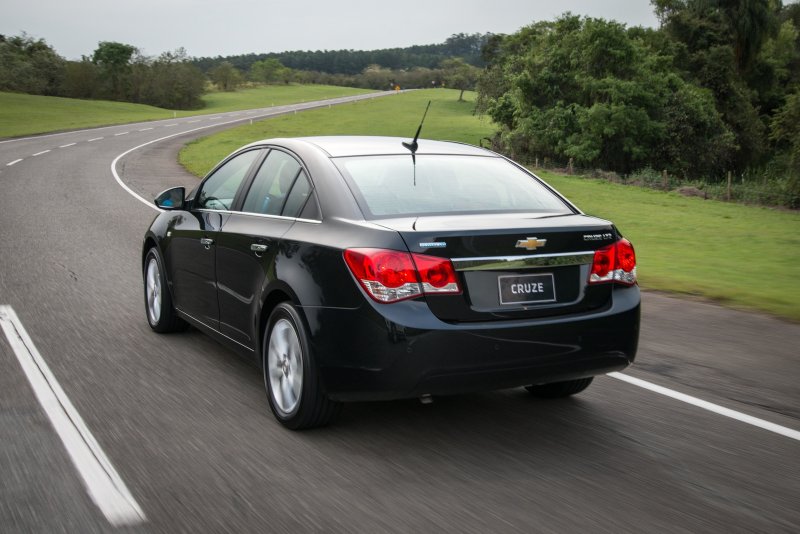Chevrolet Cruze сзади 2012