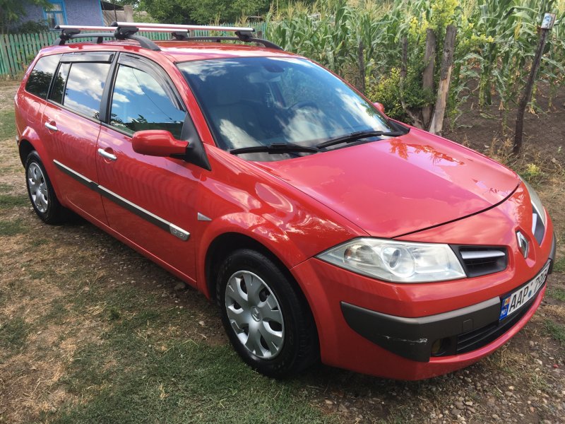 Красный Рено Меган 2 седан