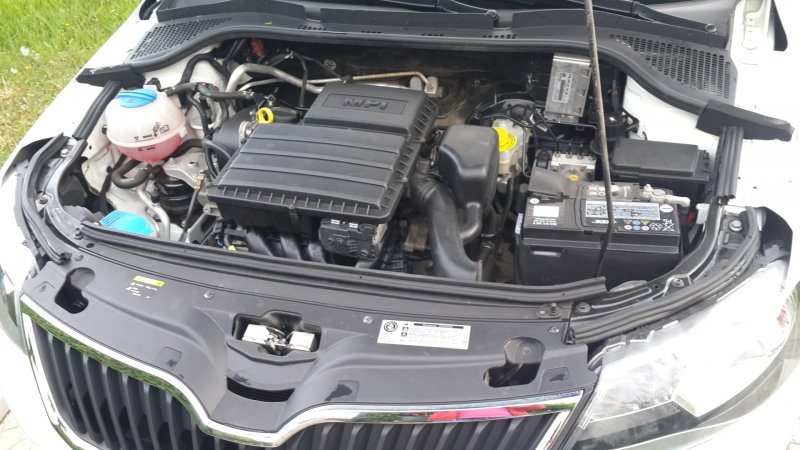 Уплотнитель капота для Skoda Rapid