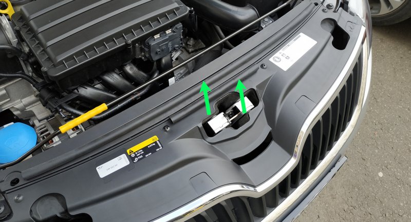 Уплотнитель капота Skoda Rapid 2g