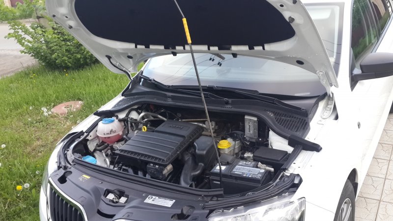 Уплотнитель капота для Skoda Rapid