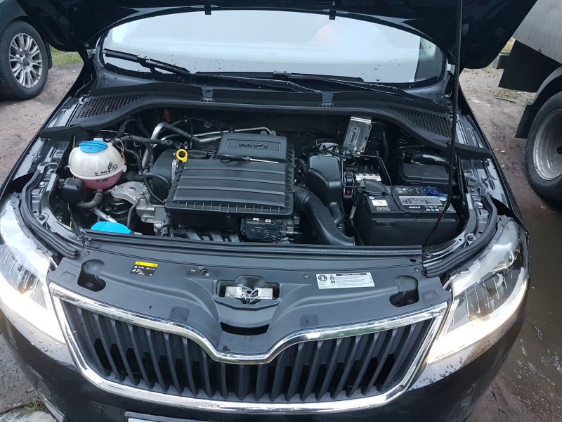 Уплотнитель капота для Skoda Rapid