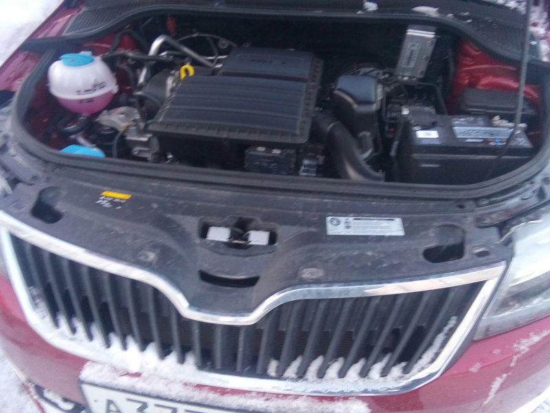 Уплотнитель капота для Skoda Rapid
