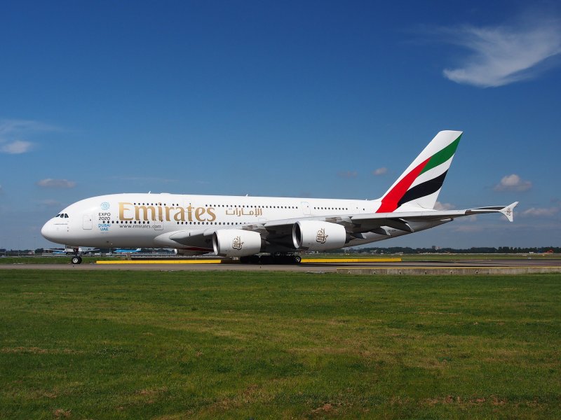 Самолет a380 Airbus компании «Emirates».