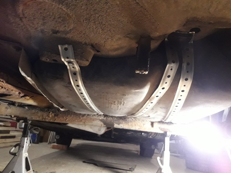Крепеж бензобака Passat b3