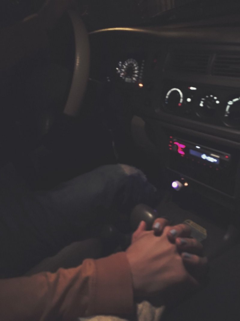 Парень с девушкой в машине ночью