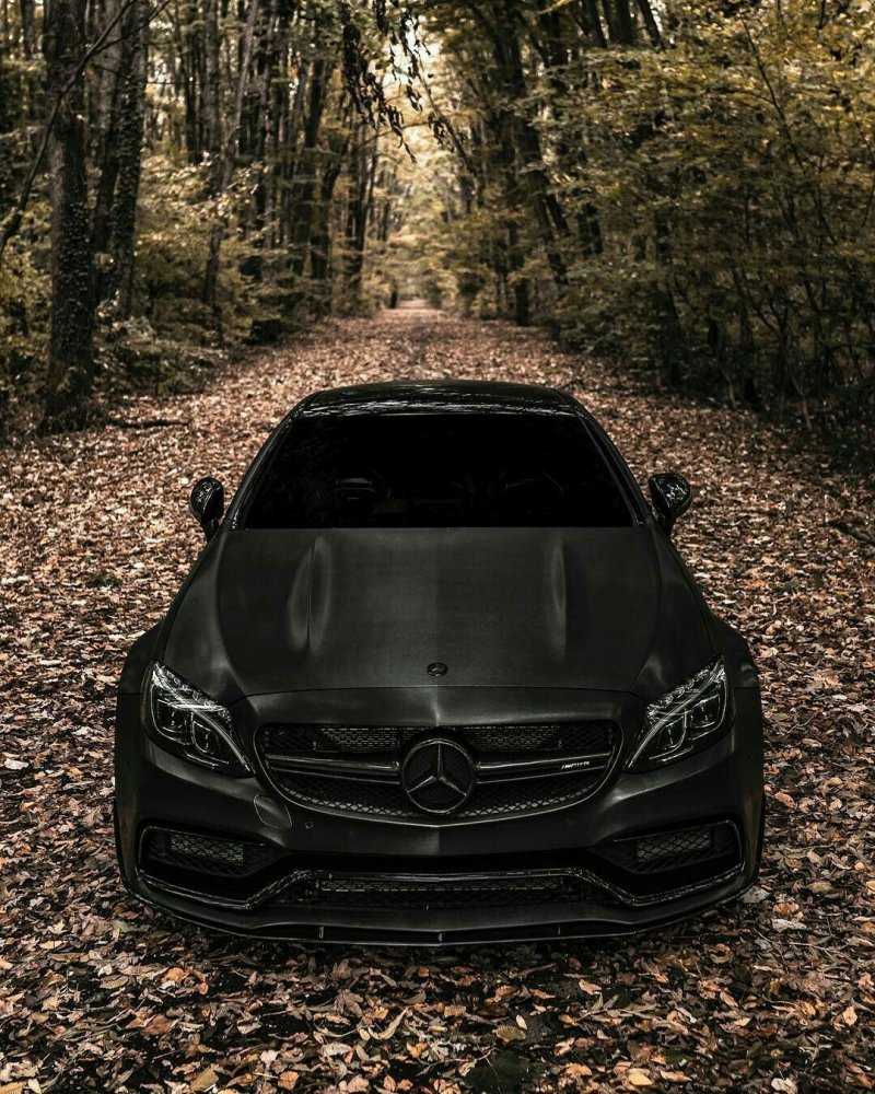 Черный Мерседес CLA вертикальный