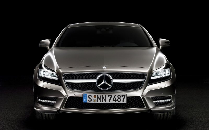 Мерседес CLS 350 на фоне