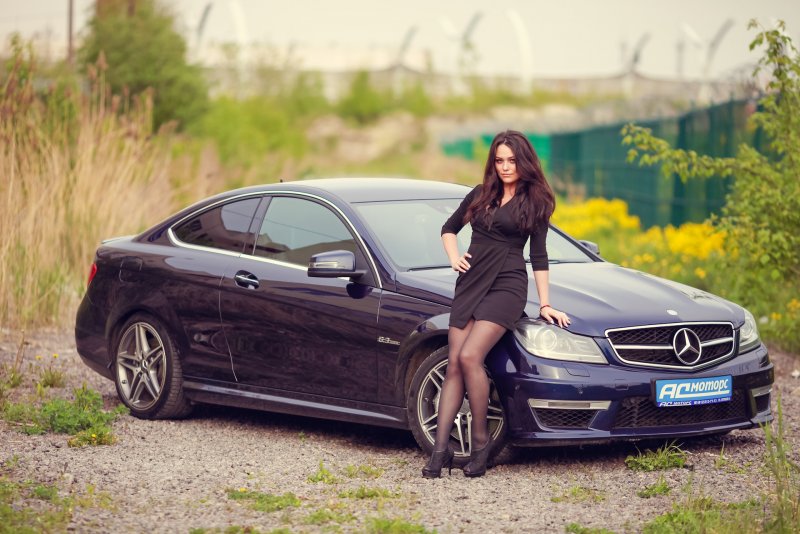Мерседес c class w204 с девушкой