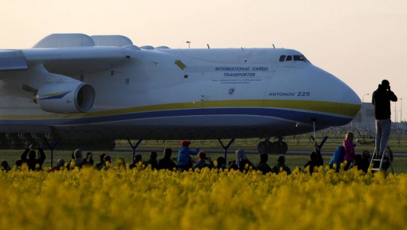 Stratolaunch model 351 АН 225