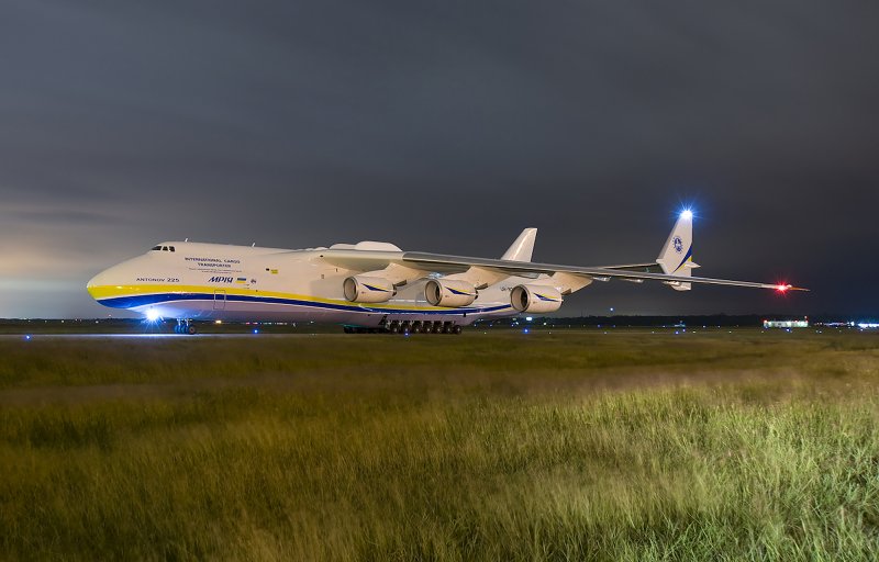 Двухфюзеляжный самолет Stratolaunch