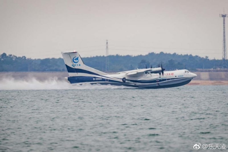 Самолет в небе над морем