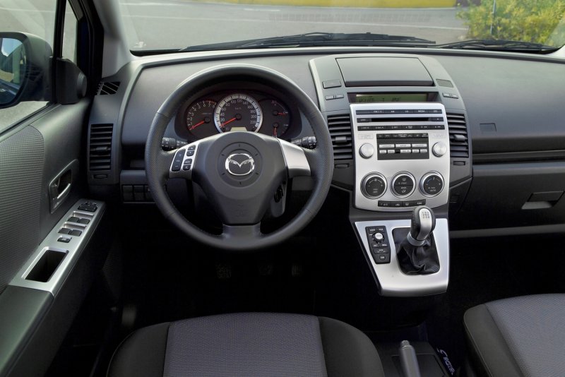 Mazda 5 2007 салон