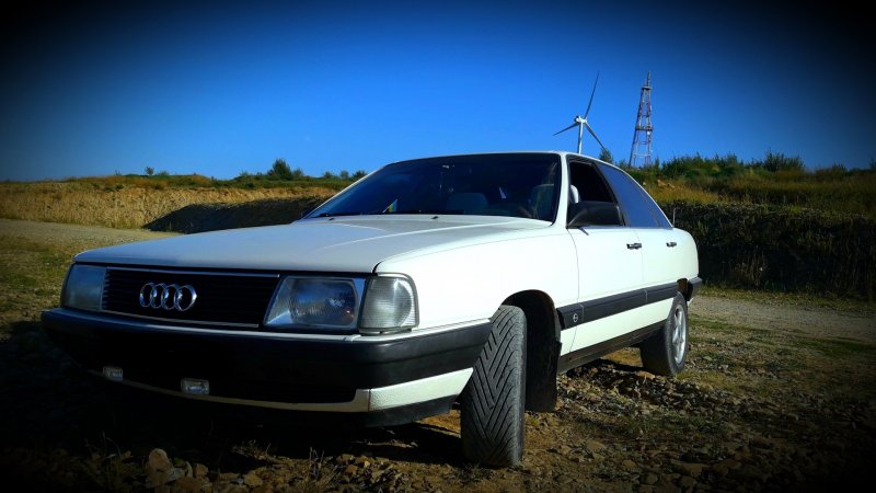 Audi 100 c3 красная