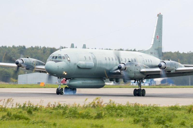 Пассажирский самолет ил-18д