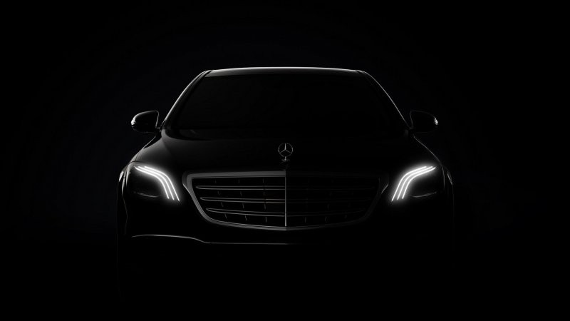 Mercedes w222 на тёмном фоне