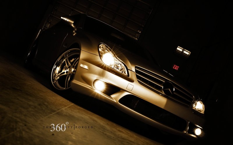 Mercedes Benz в темноте