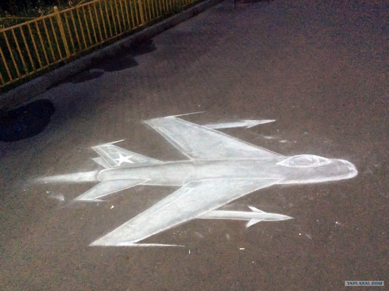 Самолет мелом на асфальте
