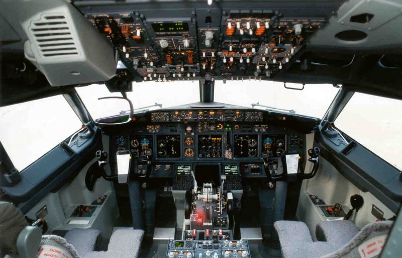 Bombardier crj200 кабина