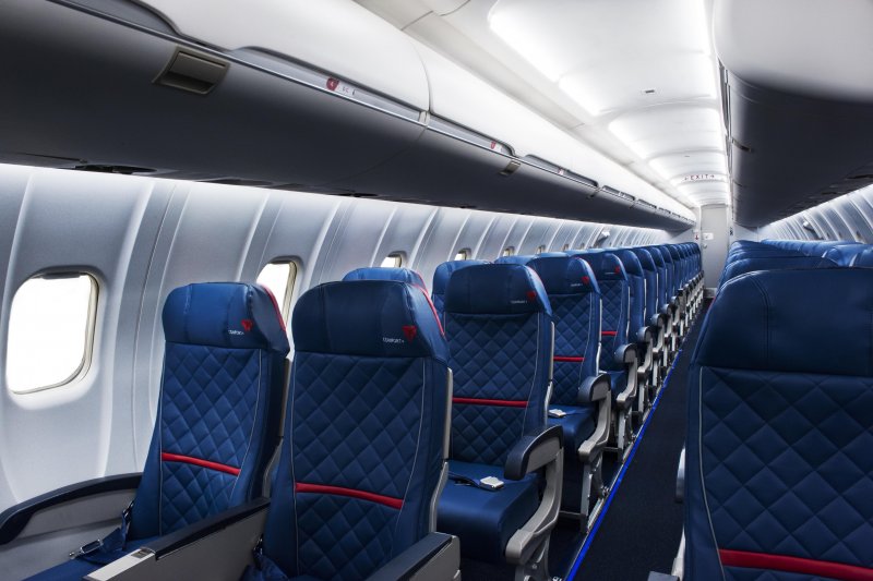 Бомбардир самолет CRJ 200 салон