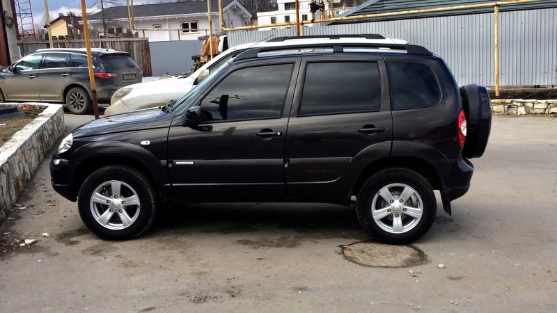 Шевроле Нива 2016 черный