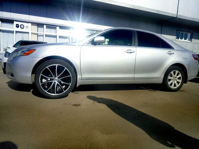 Toyota Camry 2007 года черная на литье