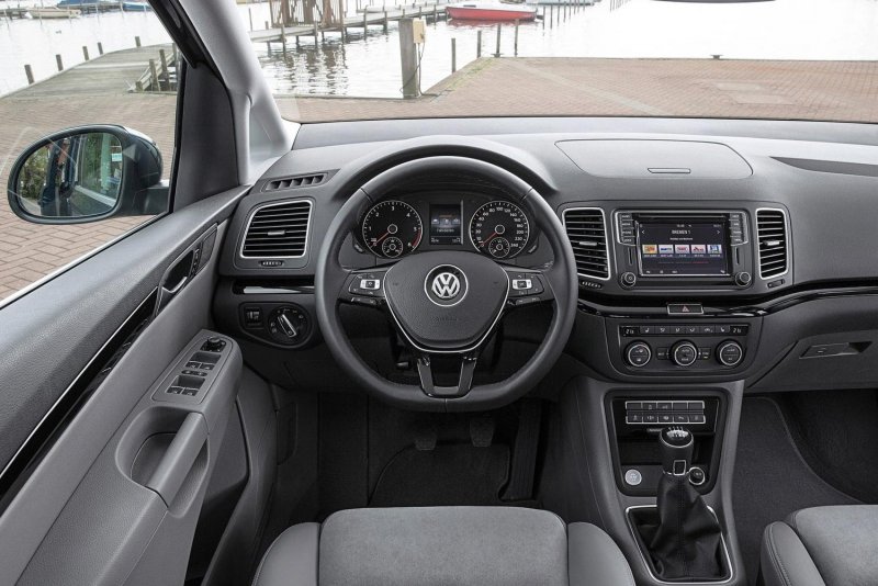 VW Sharan 2018 салон