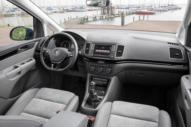 VW Sharan 2018 салон