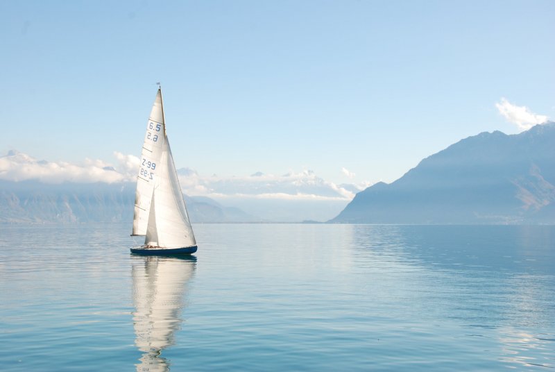 Яхта море горы