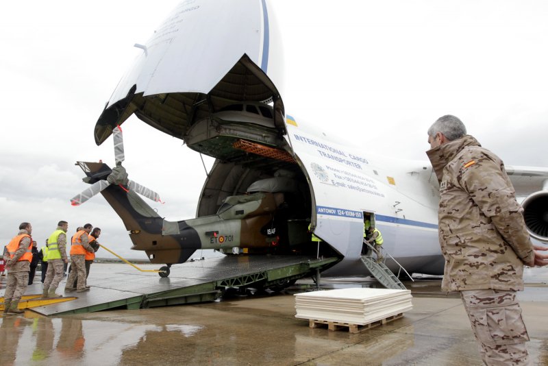 Самолет АН 124 Руслан погрузка