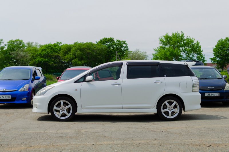 Toyota Wish сбоку
