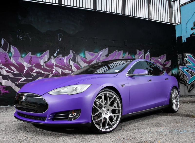 Тесла Roadster фиолетовая
