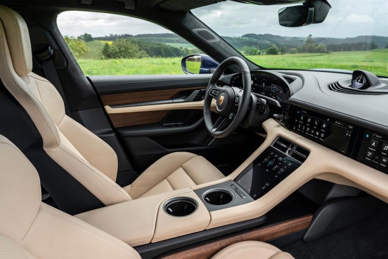 Porsche 718 Spyder caлон