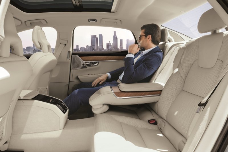 Салон сзади Volvo s90