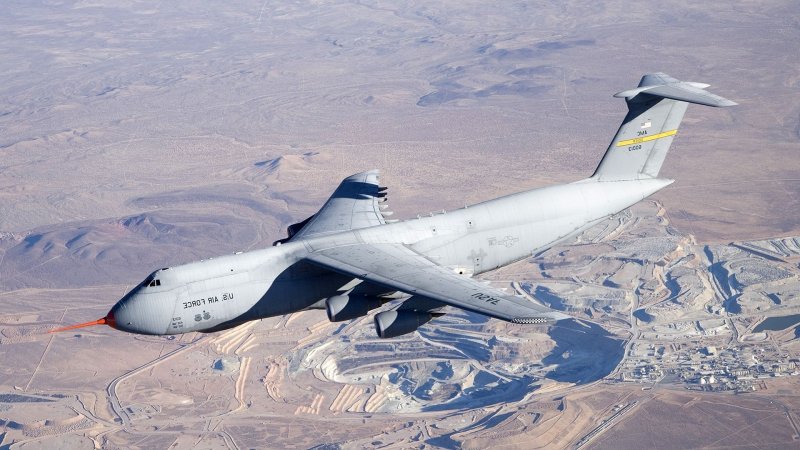 Самолёт c-5m