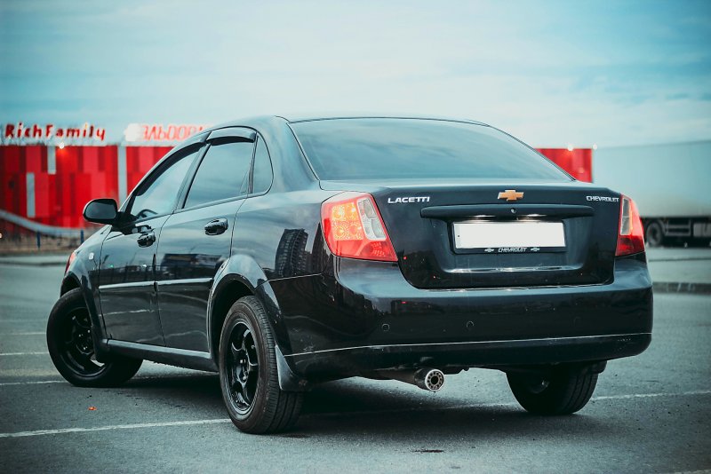 Chevrolet Lacetti вид сзади