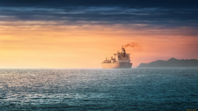 Море корабль вдалеке