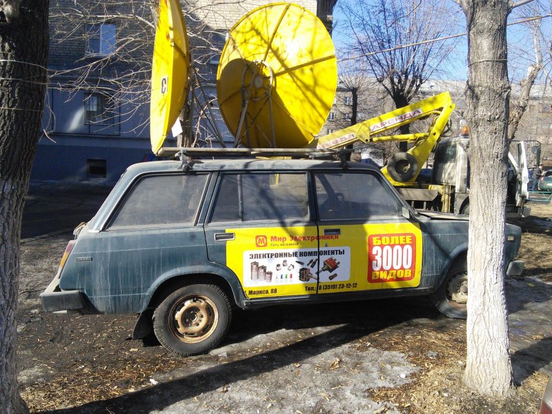Спутниковая тарелка на крыше автомобиля
