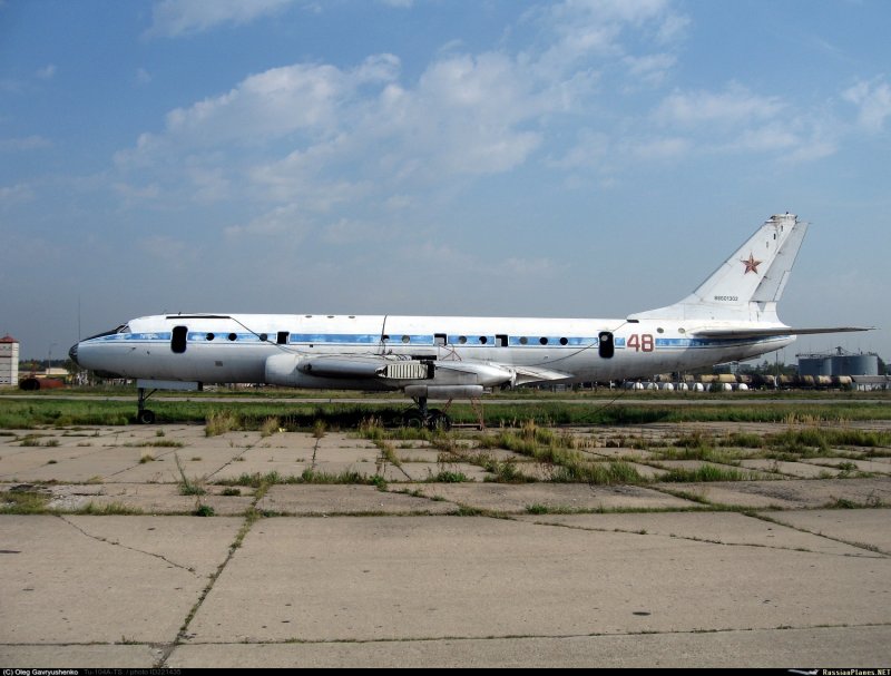 Памятник ту-104 во Внуково