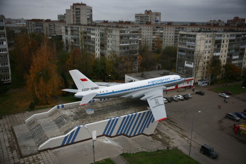 Памятник самолёту ту 104
