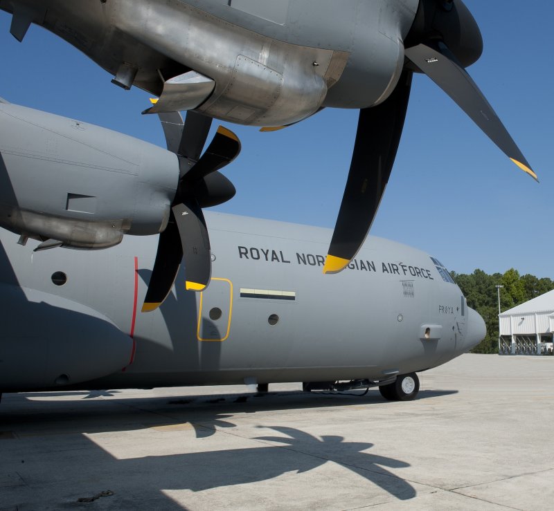 Военно-транспортный самолет c-130 super Hercules,