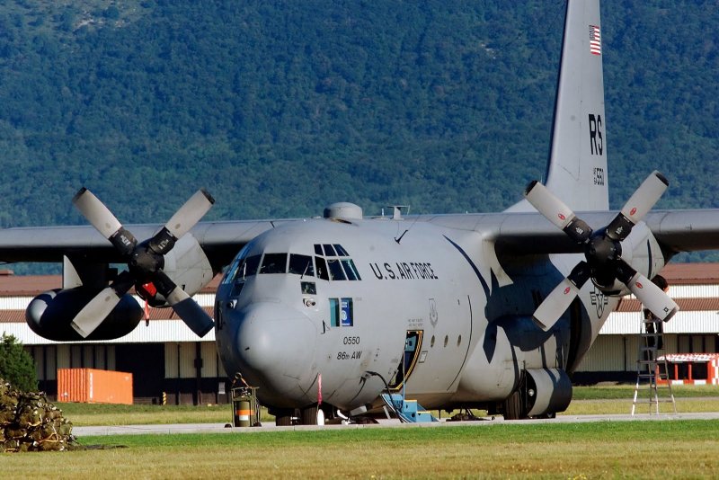 C130 Hercules сбоку