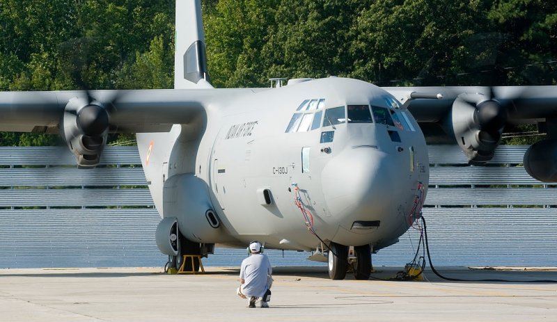 Самолет c-130j super Hercules