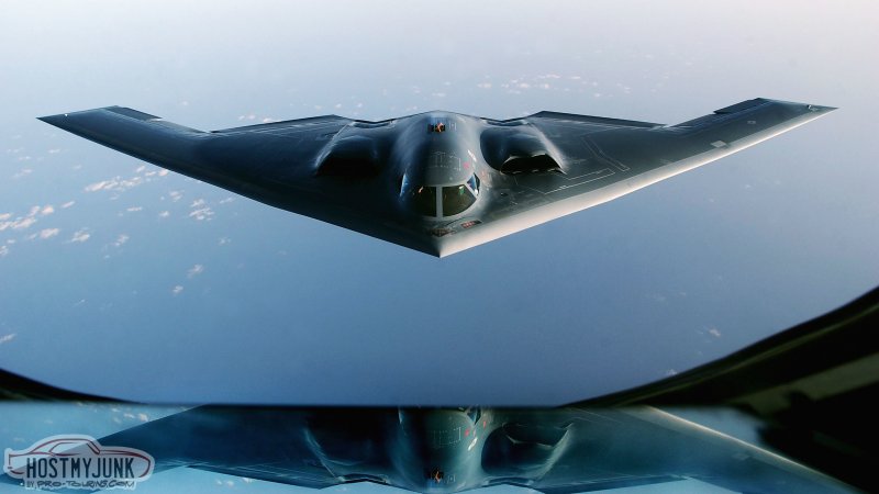 B-2 бомбардировщик вид снизу