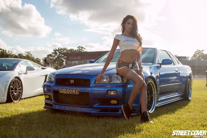 Nissan Skyline r34 с девушкой
