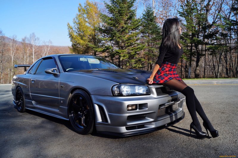 Nissan Skyline r34 с девушкой