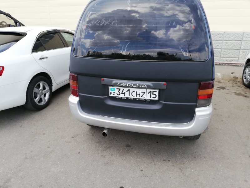 Черный Nissan Serena c23
