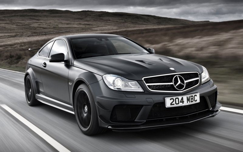 Машина Мерседес Бенц c 63 AMG